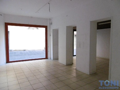 Foto Locale commerciale a Empoli Centro Storico di 57 m² con 2 locali