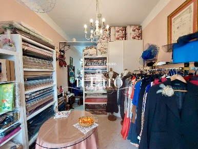 Foto Negozio a Viareggio Centro di 30 m² con 2 locali in vendita