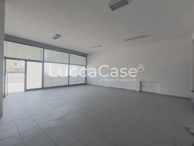 Foto Locale commerciale a Capannori Lammari - Lunata di 121 m² con 2 locali