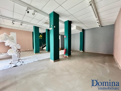 Foto Locale commerciale a Massa Centro di 300 m² con 4 locali in affitto