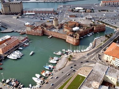 Foto Ufficio a Livorno Shangai di 230 m² con 5 locali in affitto