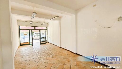 Foto Locale commerciale a Massa Marina di Massa Centro di 51 m² in vendita