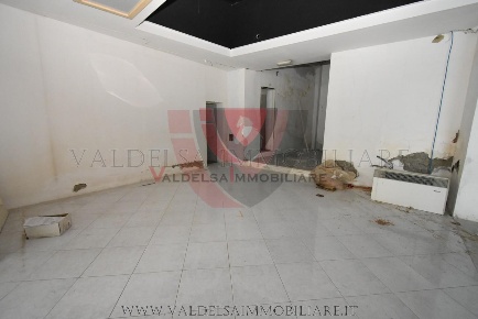 Foto Negozio a Poggibonsi Centro di 100 m² con 2 locali in vendita