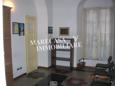 Foto Ufficio a Carrara Centro di 118 m² con 4 locali in vendita