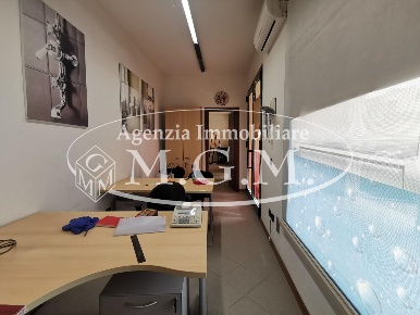 Foto Locale commerciale a Castelfranco di Sotto Centro di 100 m² in affitto