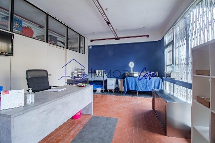 Foto Attività commerciale a Calcinaia Fornacette di 60 m² con 1 locali