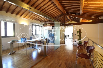 Foto Ufficio a Pontedera Centro di 300 m² con 2 locali in vendita