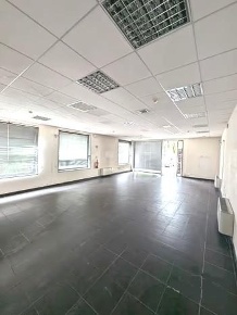 Foto Locale commerciale a Camaiore Capezzano Pianore di 120 m² con 5 locali