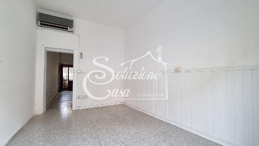 Foto Locale commerciale a Collesalvetti Centro di 24 m² con 1 locali