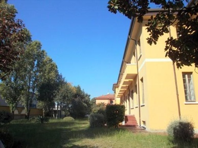 Foto Locale commerciale a Carrara Avenza di 2100 m² con 60 locali
