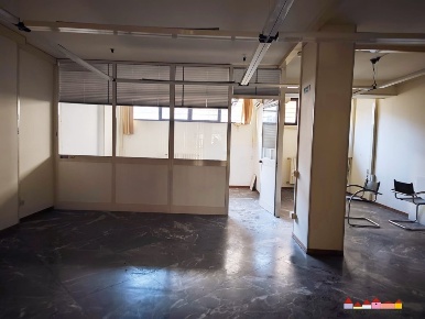Foto Negozio a Carrara Centro di 85 m² con 3 locali in vendita