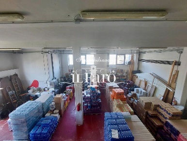 Foto Magazzino a Camaiore Capezzano Pianore di 180 m² con 3 locali