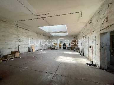Foto Locale commerciale a Lucca San Marco - Acquacalda di 600 m² in vendita