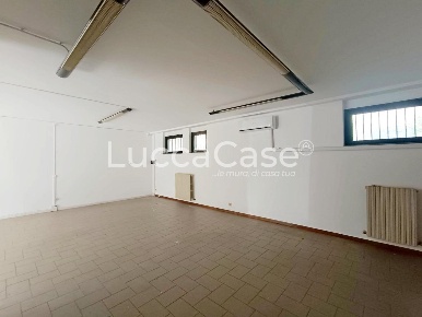 Foto Locale commerciale a Lucca San Marco - Acquacalda di 142 m² in affitto