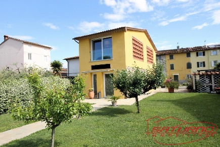 Foto Ufficio a Capannori Marlia di 40 m² con 1 locali in affitto
