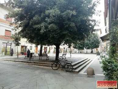 Foto Locale commerciale a Poggibonsi Centro di 100 m² con 2 locali