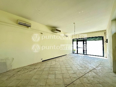 Foto Negozio a Lucca Sant'Anna di 75 m² con 2 locali in affitto