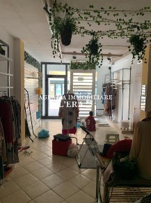 Foto Locale commerciale a Pontedera Centro di 100 m² con 2 locali
