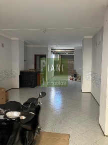 Foto Locale commerciale a Livorno Pontino - Bastia di 120 m² con 3 locali