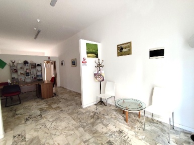 Foto Negozio a Massa Centro di 45 m² con 2 locali in affitto