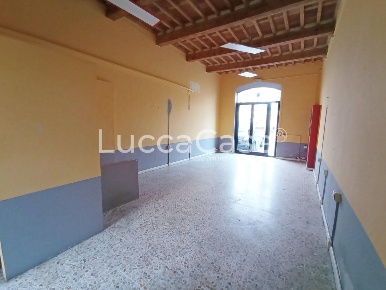 Foto Locale commerciale a Lucca Sant'Anna di 40 m² con 1 locali in affitto