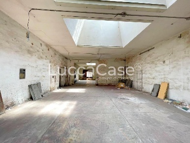 Foto Magazzino a Lucca San Marco - Acquacalda di 600 m² con 4 locali