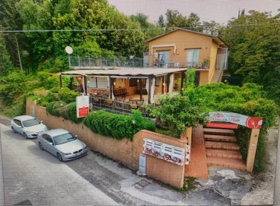 Foto Locale commerciale a Casciana Terme Lari Lari di 350 m² con 8 locali