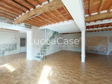 Foto Locale commerciale a Capannori Marlia di 150 m² con 3 locali