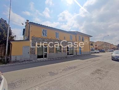 Foto Locale commerciale a Capannori Marlia di 150 m² con 3 locali