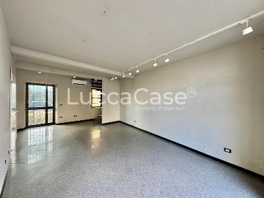 Foto Locale commerciale a Lucca Sant'Anna di 80 m² con 2 locali in affitto