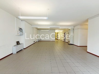 Foto Locale commerciale a Lucca San Concordio di 420 m² con 13 locali