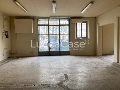 Foto Locale commerciale a Lucca Piazza Napoleone - San Michele di 100 m²
