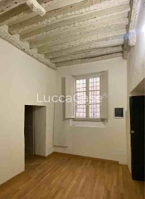 Foto Negozio a Lucca Piazza Anfiteatro - Torre Guinigi di 51 m² in vendita