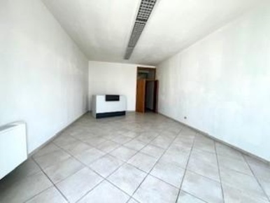 Foto Locale commerciale a Pontedera Oltrera di 73 m² con 3 locali