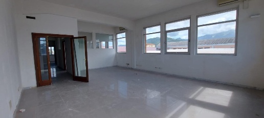Foto Ufficio a Carrara Avenza di 161 m² con 8 locali in affitto