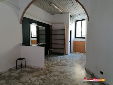 Foto Negozio a Carrara Centro di 60 m² con 2 locali in vendita