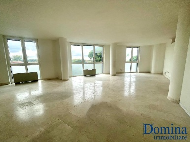 Foto Ufficio a Massa Zona Industriale di 200 m² con 3 locali in vendita