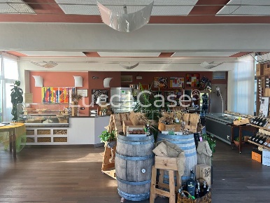 Foto Locale commerciale a Capannori Verciano - Guamo di 175 m² con 2 locali