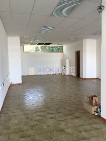 Foto Locale commerciale a Massa Centro di 77 m² con 1 locali in affitto