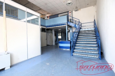 Foto Locale commerciale a Lucca Ponte a Moriano di 750 m² con 5 locali