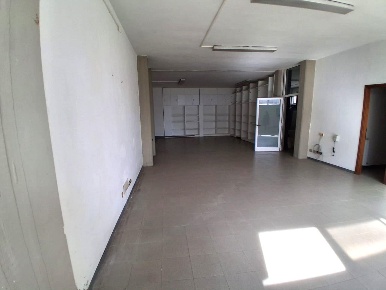 Foto Negozio a Lucca San Marco - Acquacalda di 194 m² con 2 locali