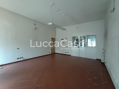 Foto Locale commerciale a Capannori Lammari - Lunata di 60 m² con 2 locali