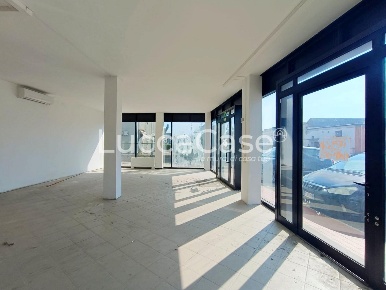 Foto Locale commerciale a San Giuliano Terme Ghezzano di 110 m² in affitto