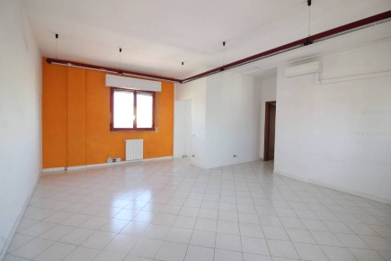 Foto Ufficio a Castelfranco di Sotto Centro di 100 m² con 4 locali