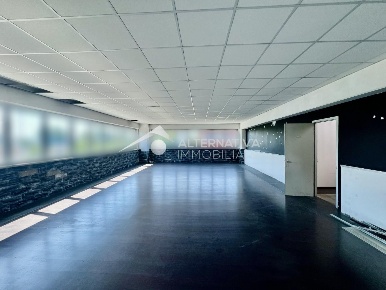 Foto Locale commerciale a Pisa Ospedaletto di 262 m² con 4 locali