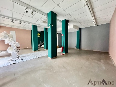 Foto Locale commerciale a Massa Centro di 300 m² con 4 locali in affitto