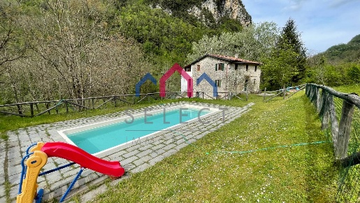 Foto Agriturismo a Gallicano di 600 m² con 18 locali in vendita