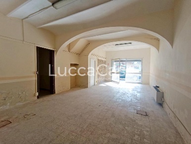 Foto Locale commerciale a Lucca Arancio di 163 m² con 4 locali in affitto