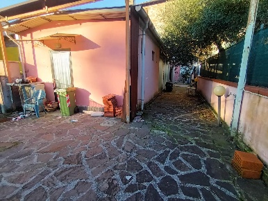 Foto Locale commerciale a Lucca Sant'Anna di 190 m² con 3 locali in vendita