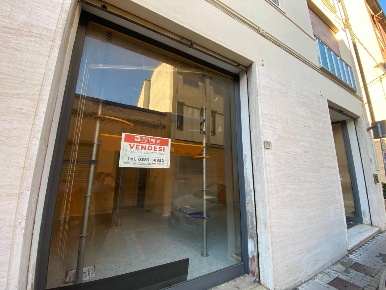 Foto Negozio a Pontedera Centro di 96 m² con 3 locali in vendita